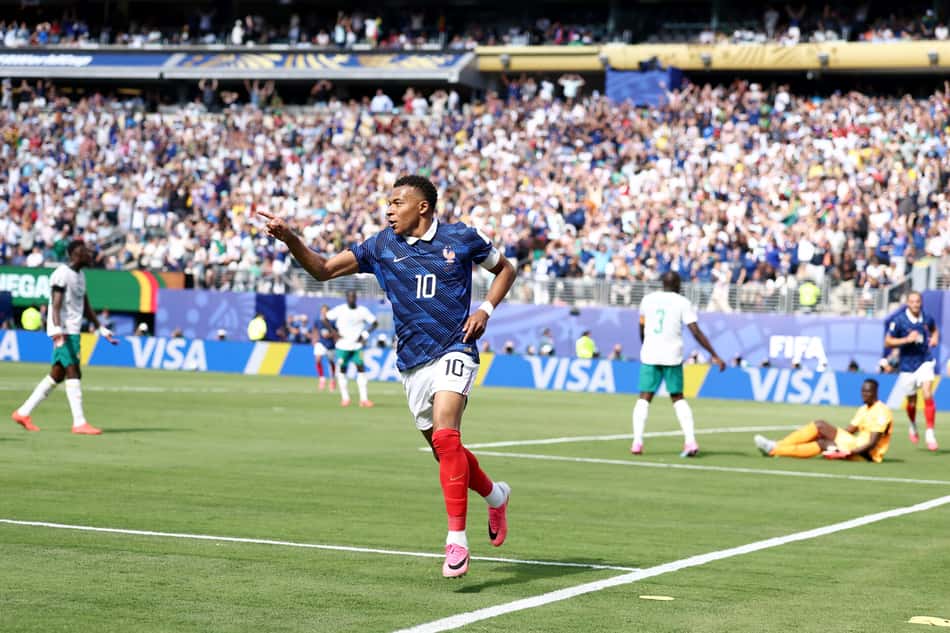 Mbappé comemora seu gol no jogo da França contra Senegal pela Copa do Mundo (Photo by CHARLY TRIBALLEAU / AFP)