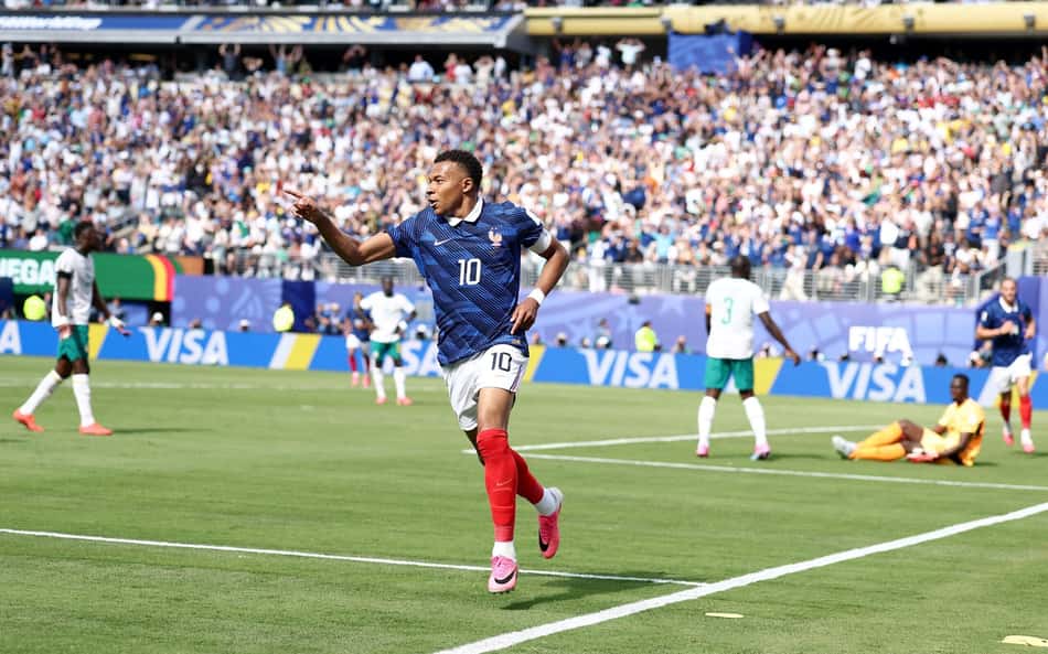 Mbappé comemora seu gol no jogo da França contra Senegal pela Copa do Mundo (Foto: Charly Triballeau / AFP)