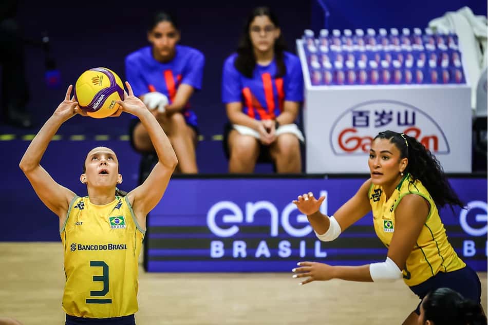 Macris faz levantamento em jogo do Brasil na Liga das Nações 2026 (Foto: Volleyball World)