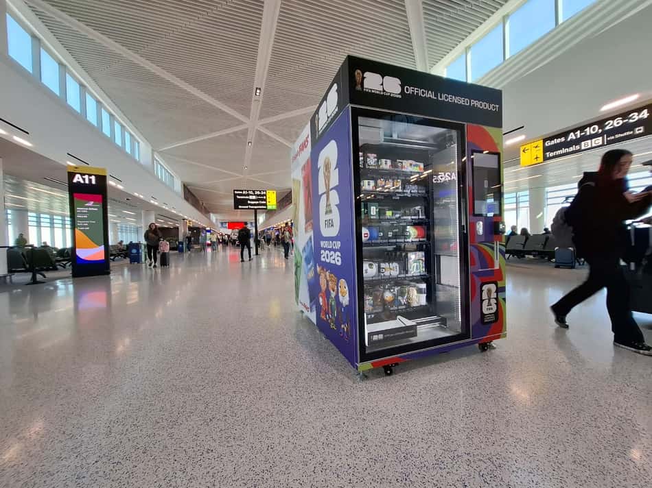 Máquina de venda automática de produtos da Copa do Mundo na área de embarque do aeroporto de Newark 