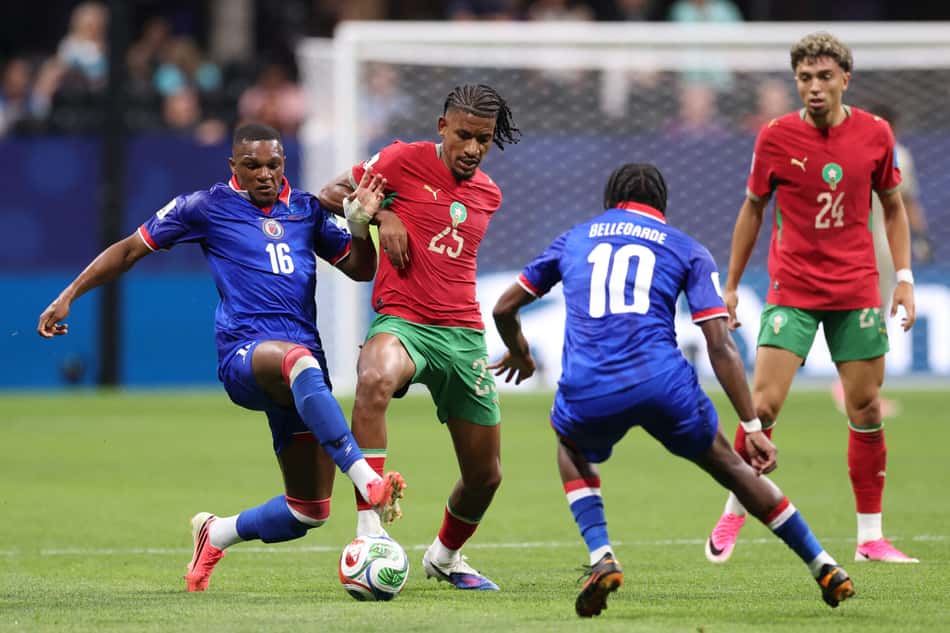 Jogadores de Marrocos Haiti, seleções no grupo do Brasil, em dividida