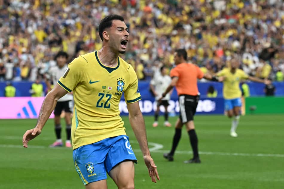 Contra o Japão, Martinelli de boca aberta em movimento com camisa amarela e short azul