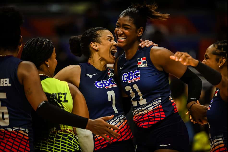 Brayelin Martínez, camisa 21, comemora ponto na estreia da VNL 2026 (Foto: Volleyball World)