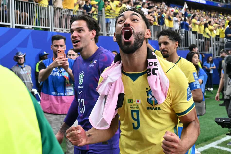 Matheus Cunha gritando em direção à torcida brasileira presente no Houston Stadium
