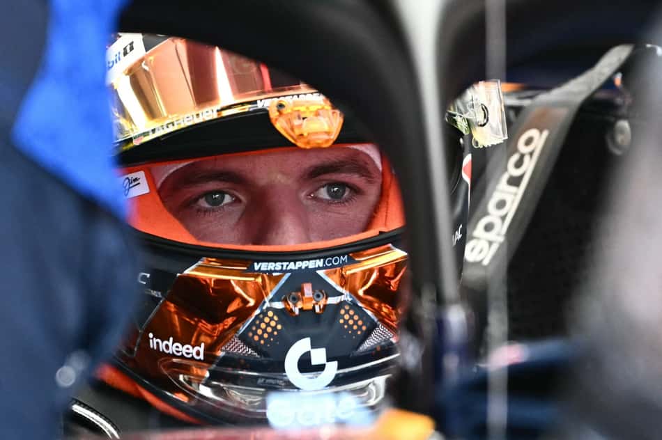 Max Verstappen nos boxes do GP da Áustria pela F1 2026