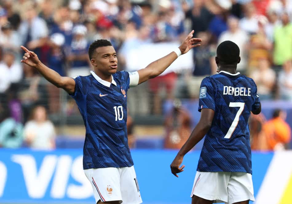 mbappé de braços abertos comemora gol marcado na partida contra a Suécia