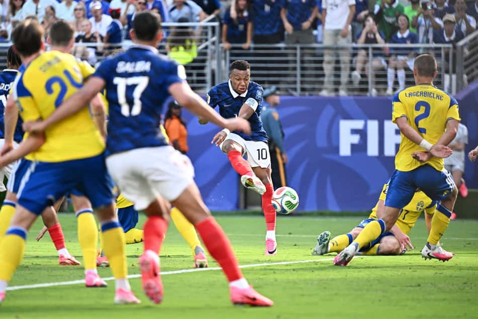 mbappé chuta para abrir o placar na partida entre frança e suécia pela Copa do Mundo