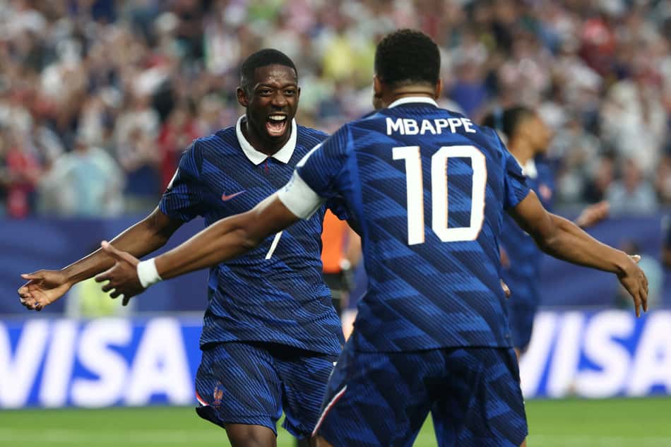Mbappé comemora gol da França na Copa do Mundo com Dembélé (Foto: FRANCK FIFE / AFP)