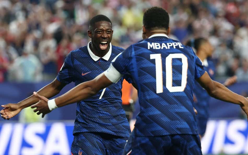 Mbappé comemora gol da França na Copa do Mundo com Dembélé (Foto: FRANCK FIFE / AFP)