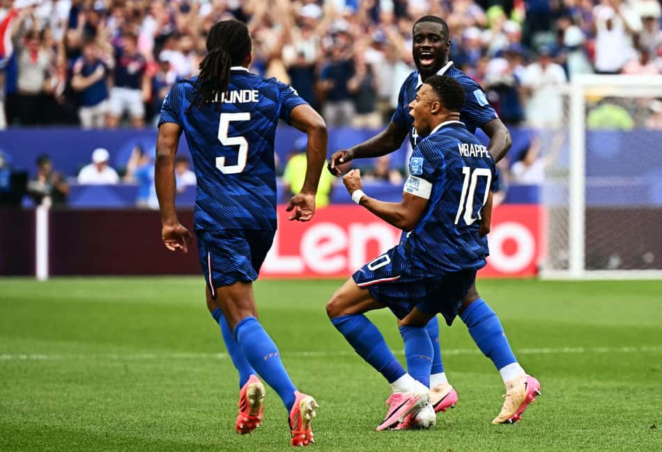 Mbappé comemora gol no jogo da França contra o Iraque pela Copa do Mundo