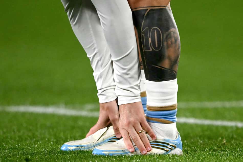 Esta imagem em close mostra o atacante argentino número 10, Lionel Messi, alongando-se durante o aquecimento antes do amistoso internacional de futebol entre Argentina e Benin, no estádio Mas Monumental, em Buenos Aires, em 6 de outubro de 2026. (Foto: Luis Robayo / AFP)