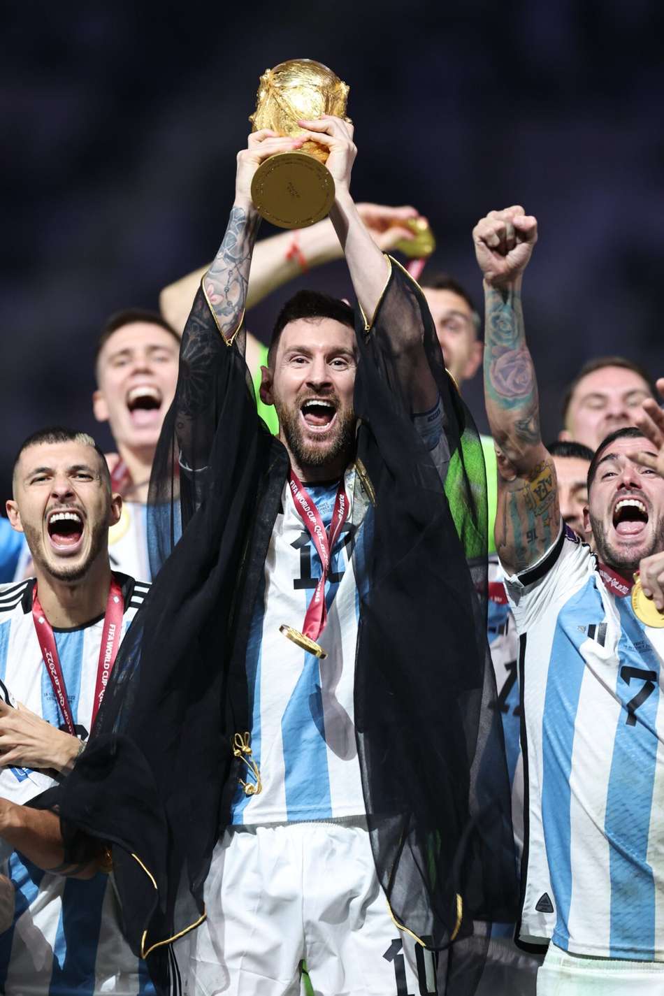 Messi segurando a taça da Copa do Mundo de 2022, conquistada pela Argentina