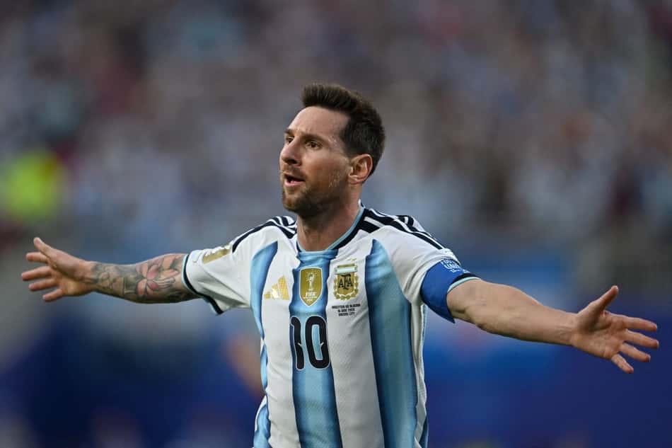 Messi comemora gol em Argentina x Argélia (Photo by Roberto SCHMIDT / AFP)