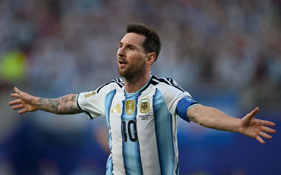 Messi comemora gol em Argentina x Argélia (Photo by Roberto SCHMIDT / AFP)