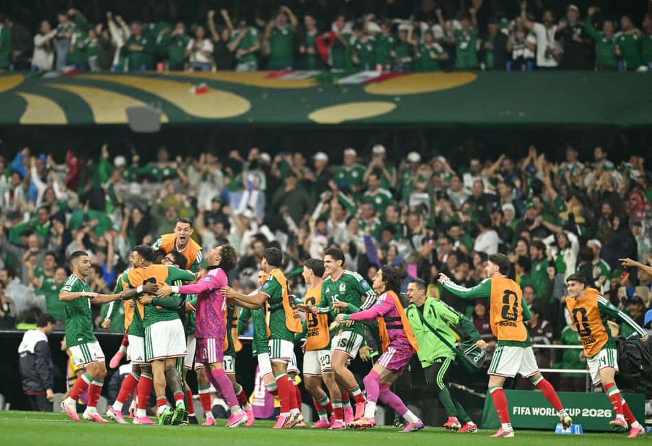 Jogadores do México comemoram a vitória sobre o Equador