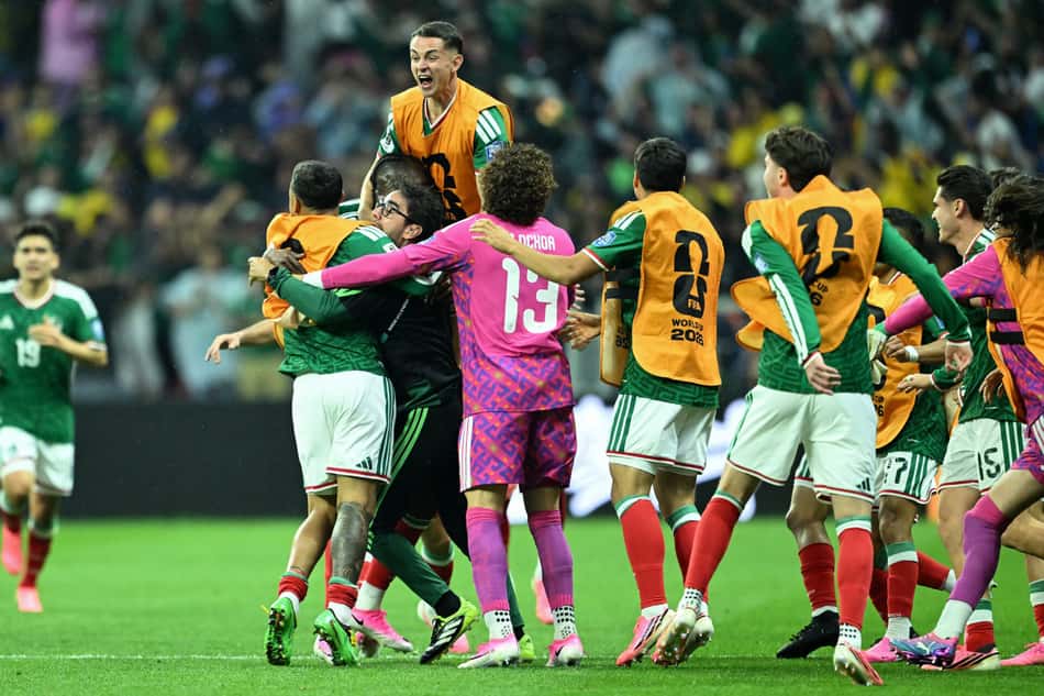 O México venceu o Equador por 2 a 0 e avançou às oitavas de final da Copa do Mundo