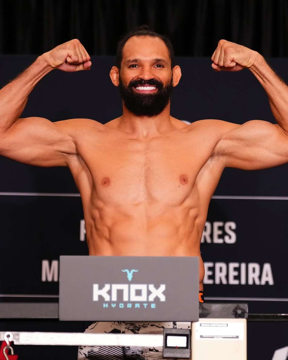 O brasileiro Michel Pereira, durante a pesagem para o UFC Baku