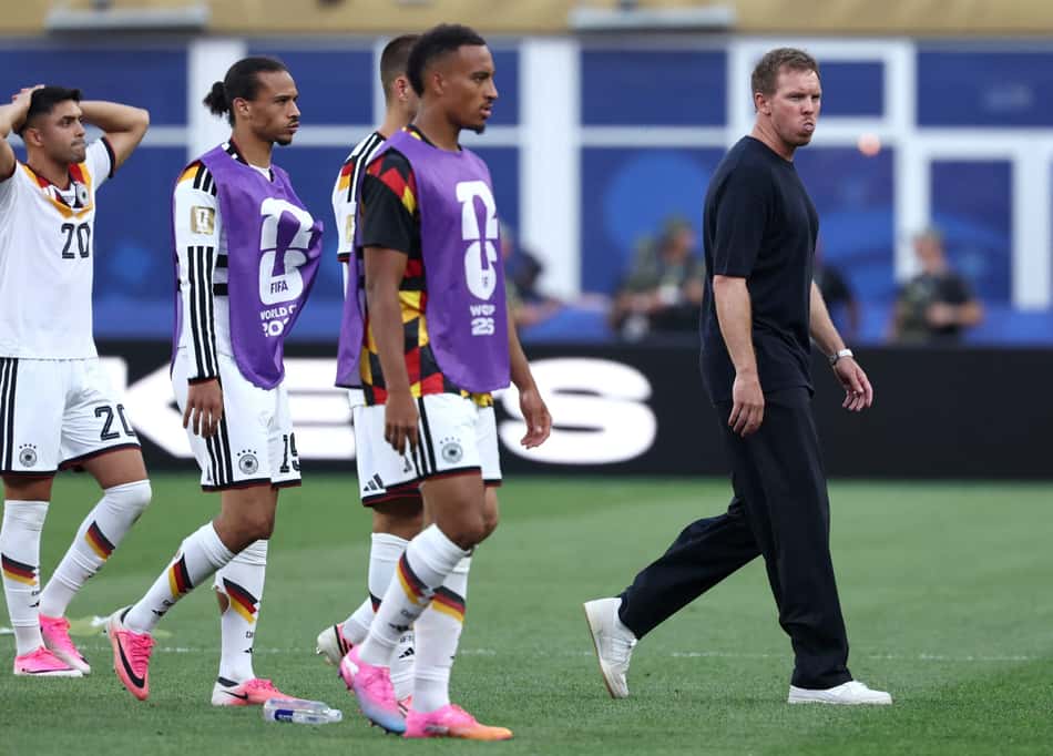 Nagelsmann saindo de campo ao lado dos jogadores da Alemanha após eliminação na Copa do Mundo.