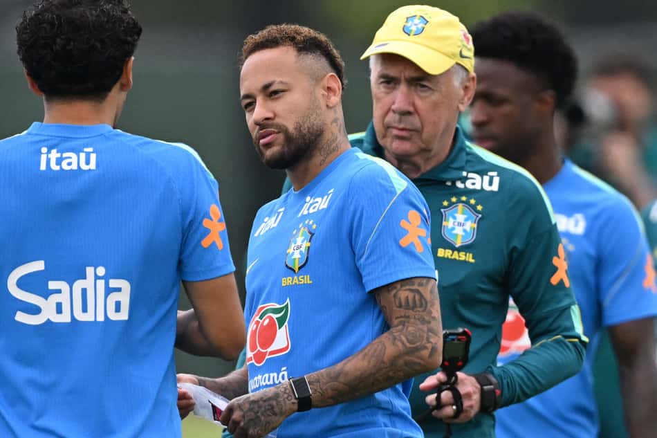 Ancelotti e Neymar durante treino da Seleção