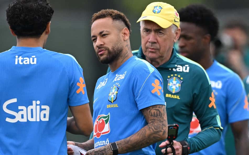 Ancelotti e Neymar durante treino da Seleção