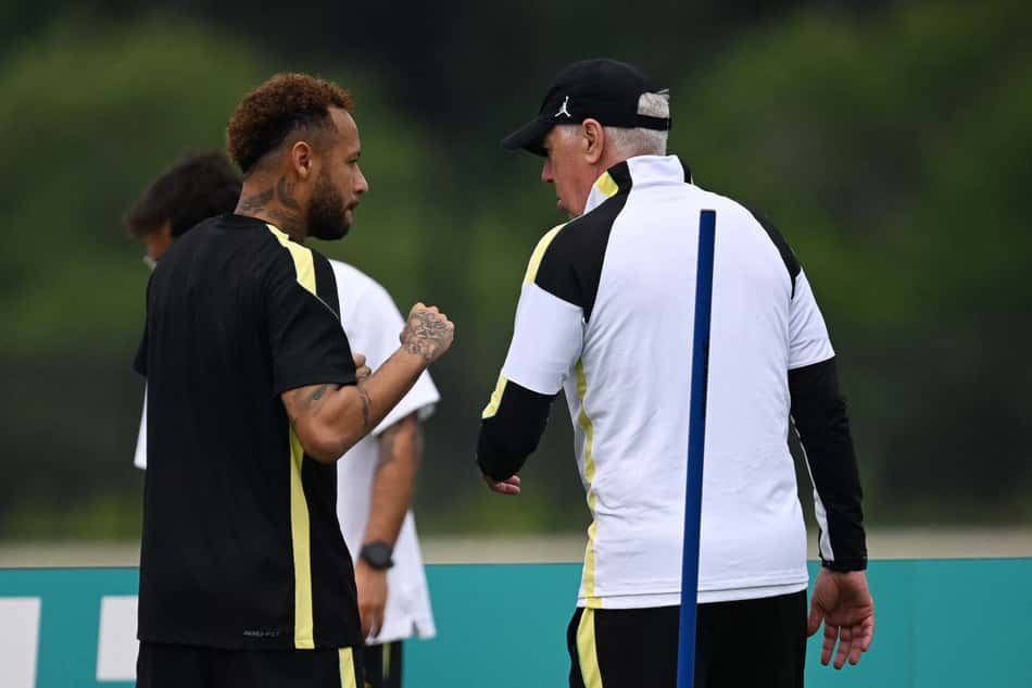 Neymar conversa com  Carlo Ancelotti, durante uma sessão de treino na véspera da partida contra o Haiti, válida pela Copa do Mundo (Foto: Mauro Pimentel/AFP)