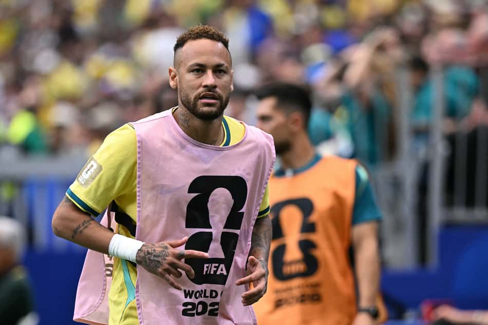 Neymar vestindo colete destinado aos jogadores reservas com a logomarca Fifa 2026