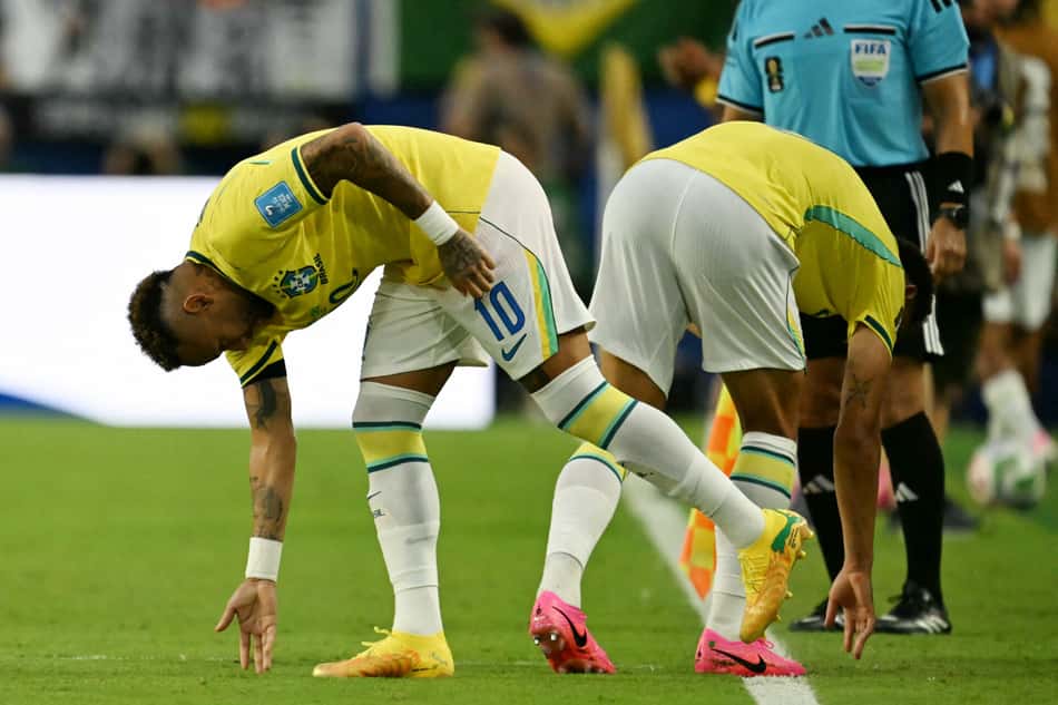 Neymar entra em campo para Brasil x Escócia