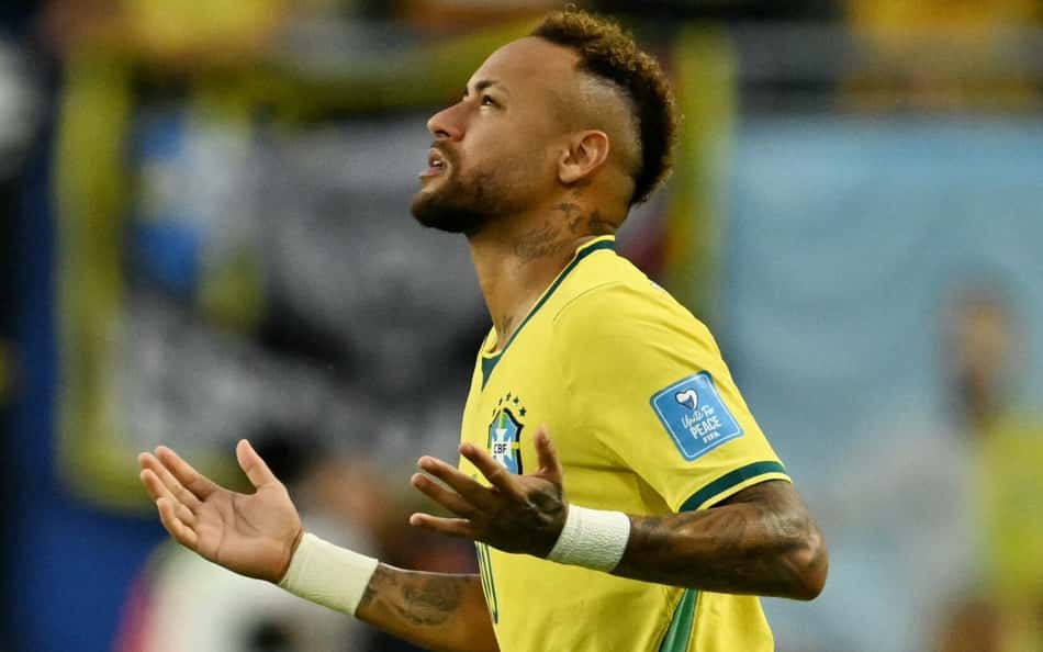 Neymar ergue as mãos em agradecimento pela estreia com a camisa do Brasil na Copa do Mundo