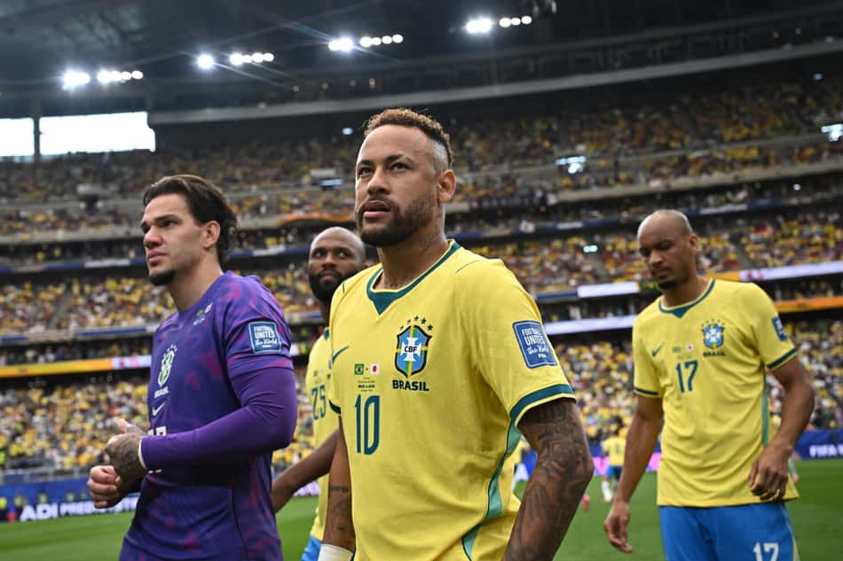 Neymar, de amarelo, ao lado de Ederson, de roxo, na entrada de campo acompanhado de Igor Thiago e Fabinho, camisa 17