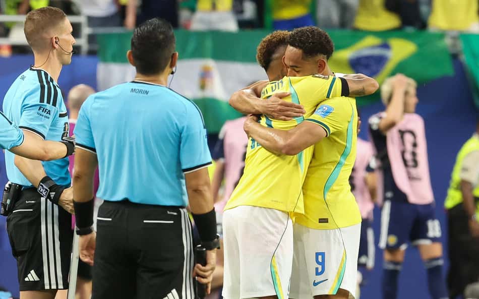 Neymar abraça Matheus Cunha e volta a jogar pela Seleção em Brasil 3 a 0 Escócia
