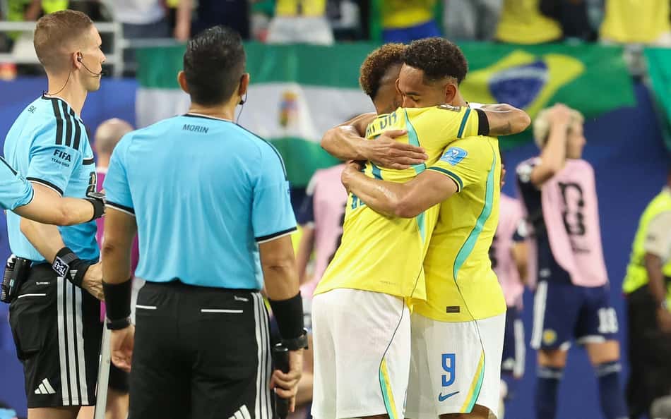 Neymar abraça Matheus Cunha e volta a jogar pela Seleção em Brasil 3 a 0 Escócia