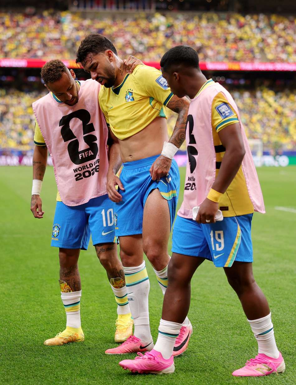 Neymar e Endrick acompanham a saída de Lucas Paquetá, com expressão de dor, durante o jogo Brasil x Japão pela Copa do Mundo
