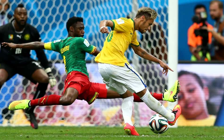 Neymar chuta em direção ao gol de Itandje e marca o segundo do Brasil contra Camarões na Copa do Mundo de 2014