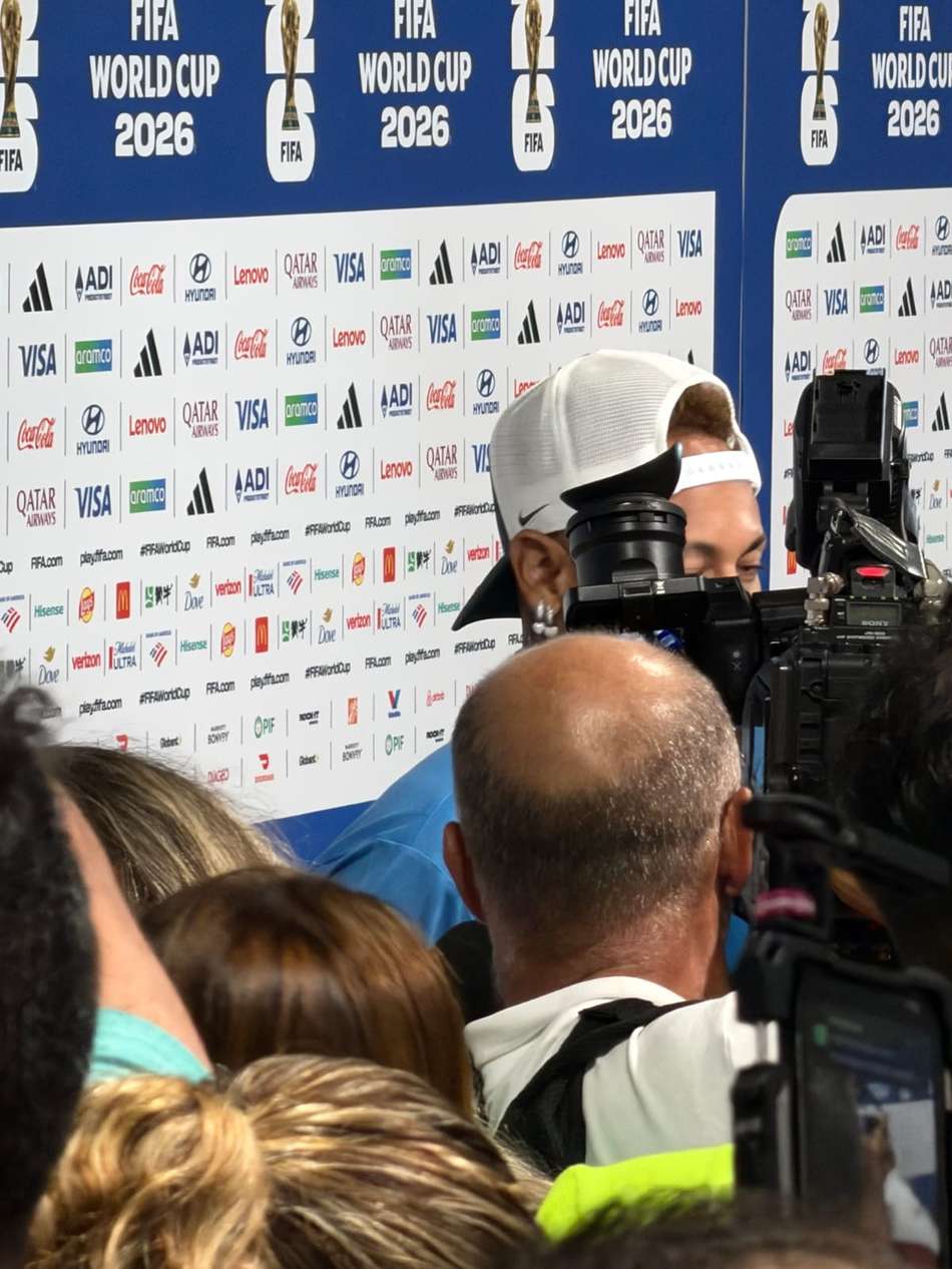 Neymar em zona mista lotada da Seleção Brasileira (Foto: Márcio Iannacca/CBF)