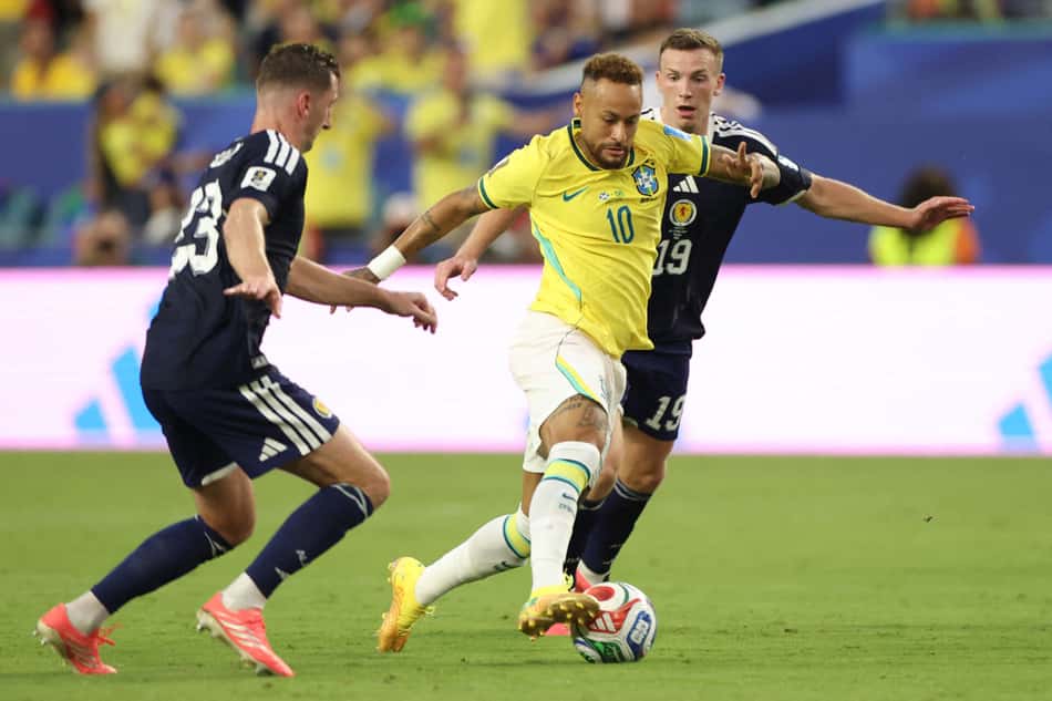 Neymar, com a camisa amarela da Seleção Brasileira, enfrentando a Escócia pela Copa do Mundo de 2026