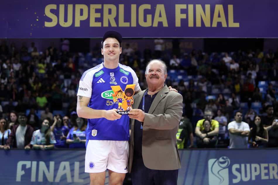 Oppenkoski recebe o prêmio de melhor jogador da final da Superliga Masculina (Foto: Wander Roberto/Inovafoto/CBV)