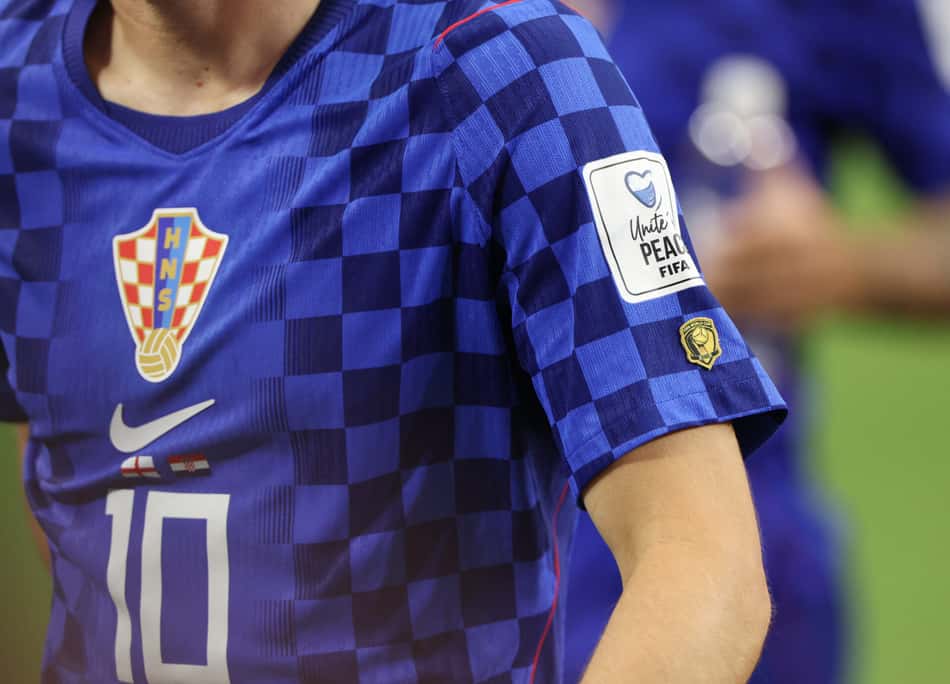 Modric com o uniforme azul da Croácia utilizando um patch especial de ganhador da Bola de ouro na manga