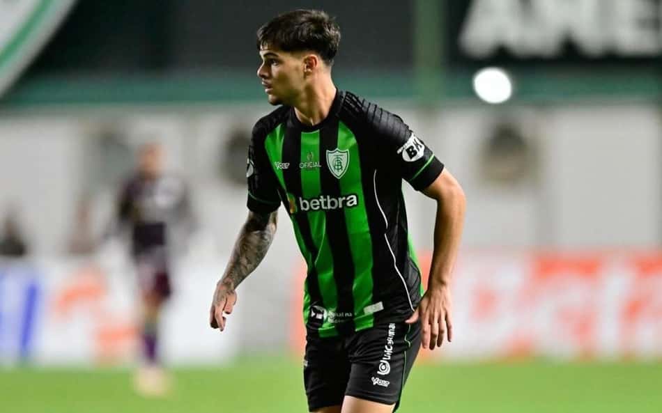 Lateral-esquerdo Paulinho em campo pelo América-MG