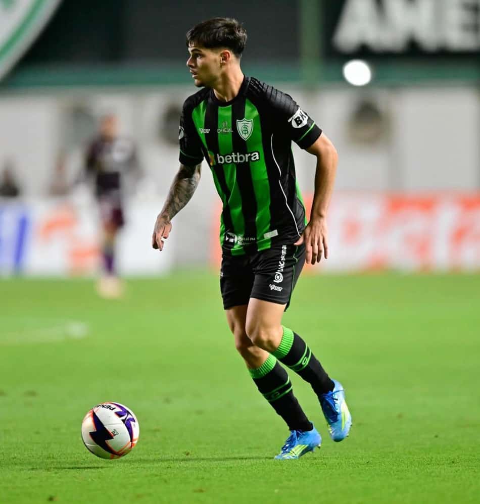 Lateral-esquerdo Paulinho em campo pelo América-MG