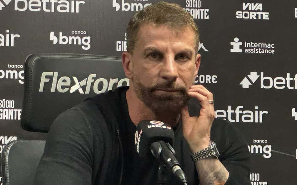 Pedrinho, presidente do Vasco, durante coletiva coletiva de imprensa, em São Januário com a mão no rosto e camisa preta
