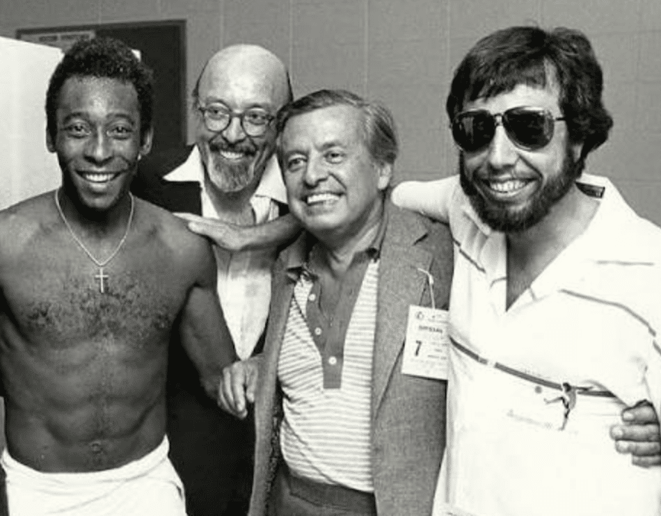 Pelé, sem camisa, posa para foto com empresários turcos do New York Cosmos no vestiário