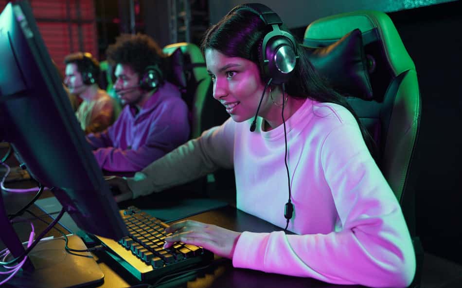 pessoas-sorridentes-de-tiro-medio-jogando-videogame