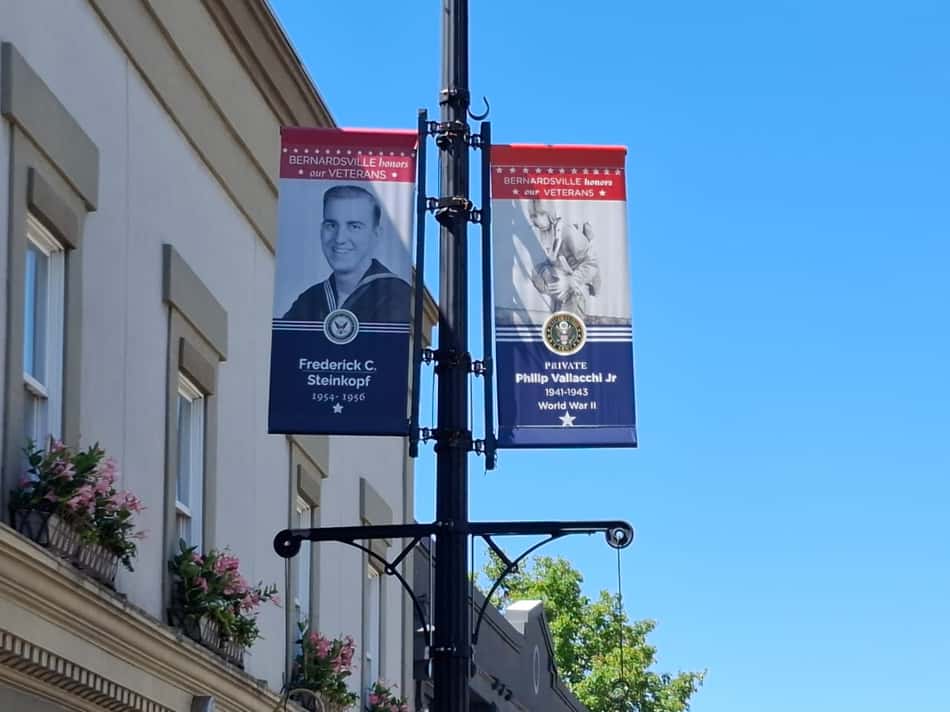 Postes de luz nas ruas de Bernardsville têm homenagens a veteranos de guerra