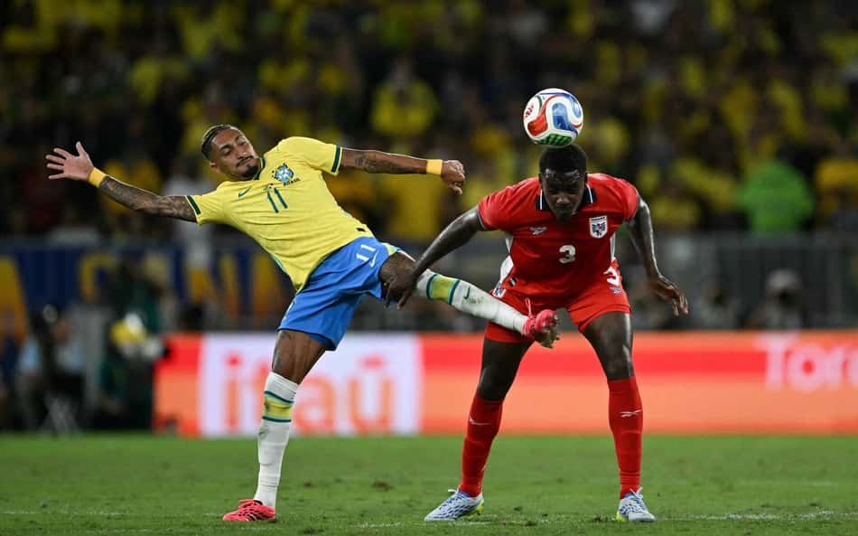 Raphinha disputa bola no amistoso do Brasil contra o Panamá