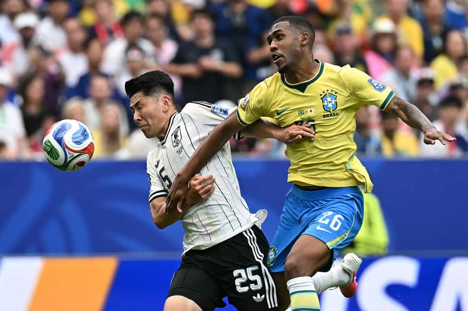 Rayan disputa a bola com Suzuki na partida entre Brasil e Japão