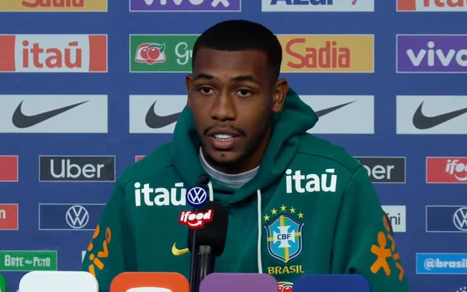 Rayan, com o agasalho verde da Seleção Brasileira, concede coletiva nos Estados Unidos