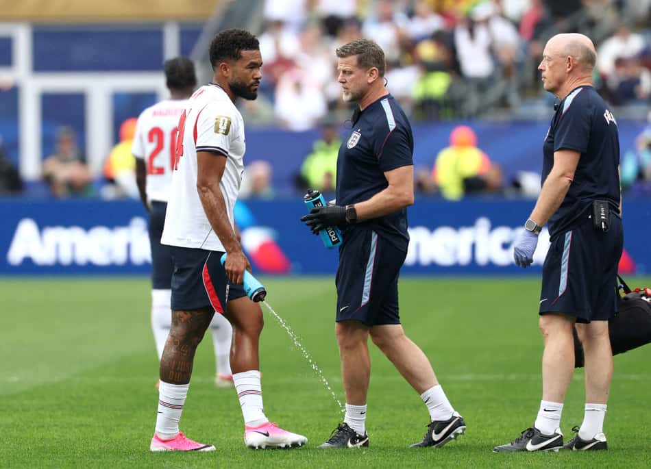 Reece James, de camisa branca, sendo atendido por médicos da Inglaterra durante partida contra Gana pela Copa do Mundo