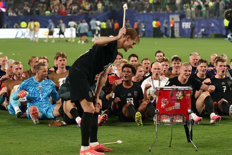Jogadores da Noruega comemora com a tradicional remada a vitória sobre Senegal e a vaga na próxima fase da Copa (Foto: Charly TRIBALLEAU / AFP)