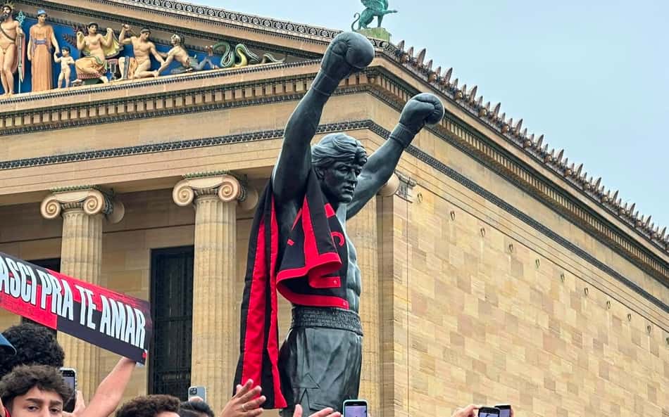 Estátua de Rocky Balboa com a bandeira do Flamengo (Foto: Lucas Bayer/Lance!)