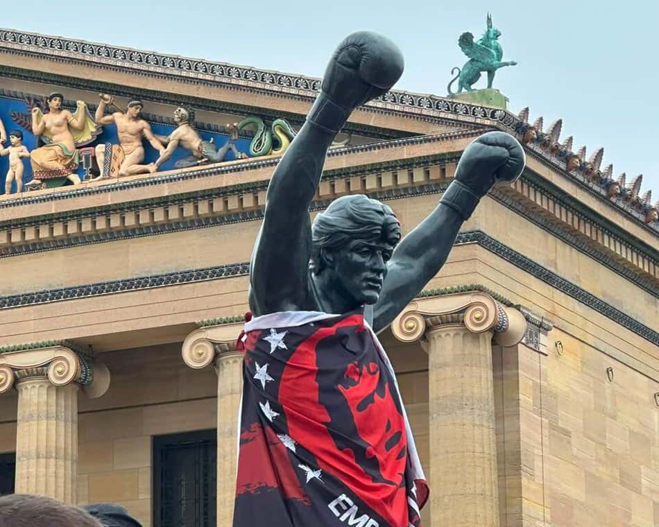 Estátua de Rocky Balboa com a bandeira do Flamengo (Foto: Lucas Bayer/Lance!)